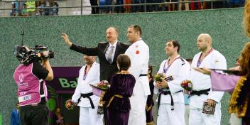 İlham Əliyev ilk Avropa Oyunlarının çempionu İlham Zəkiyevə qızıl medalı təqdim edib