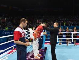 İlham Əliyev birinci Avropa Oyunlarının boks yarışlarında qalib gələn idmançılara medalları təqdim edib