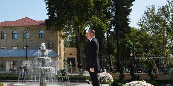 Ilham Aliyev visited a statue of national leader Heydar Aliyev in Goychay