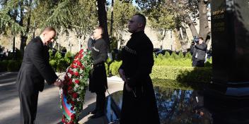 Ilham Aliyev visited a statue of national leader Heydar Aliyev in Tbilisi