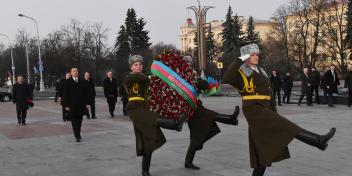 Ильхам Алиев посетил площадь Победы в Минске