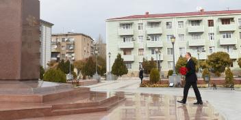 Ilham Aliyev visited a statue of national leader Heydar Aliyev in Nakhchivan