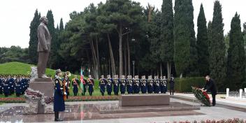 Ilham Aliyev visited the grave of national leader Heydar Aliyev