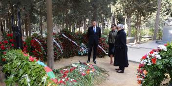 Ilham Aliyev visited the grave of People's Writer Magsud Ibrahimbayov