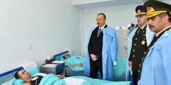 İlham Əliyev Müdafiə Nazirliyinin Mərkəzi Hərbi Klinik Hospitalında müalicə olunan yaralı hərbçilərə baş çəkib