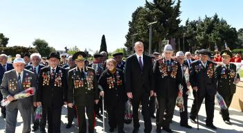 İlham Əliyev 9 May - Qələbə Günü münasibətilə Bakıda keçirilən mərasimdə iştirak edib