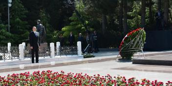 Ilham Aliyev visited the grave of national leader Heydar Aliyev