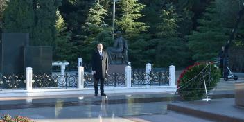 Ilham Aliyev visited grave of national leader Heydar Aliyev