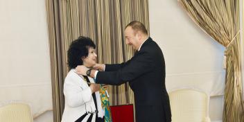 Ilham Aliyev presented "Heydar Aliyev" Order to People`s Artist Zeynab Khanlarova