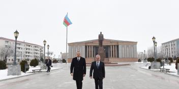 Ilham Aliyev visited statue of national leader Heydar Aliyev in Nakhchivan