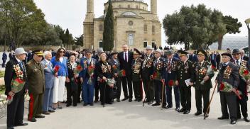 İlham Əliyev 9 May - Qələbə Günü münasibətilə Bakıda keçirilən mərasimdə iştirak edib