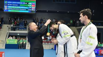 Ilham Aliyev presents medals to taekwondo winners