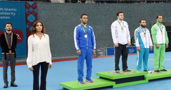 Первый вице-президент Мехрибан Алиева вручила медали по вольной борьбе нашим чемпионам