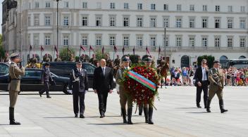 Ilham Aliyev visited the Tomb of the Unknown Soldier in Warsaw