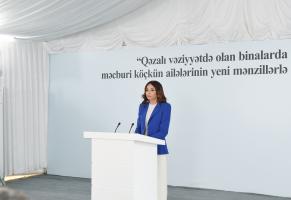 Первый вице-президент Мехрибан Алиева приняла участие в церемонии предоставления квартир в трех новых зданиях, построенных в городке, заложенном для вынужденных переселенцев в поселке Масазыр Абшеронского района