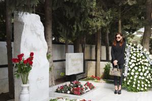 Первый вице-президент Мехрибан Алиева прибыв во Вторую Аллею почетного захоронения, посетила могилу и почтила память видного ученого-востоковеда Аиды Имангулиевой по случаю дня ее рождения