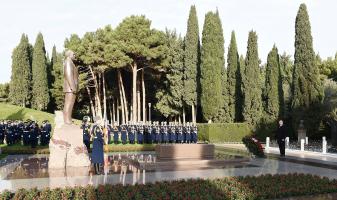 Ilham Aliyev visited grave of national leader Heydar Aliyev