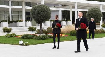 Ilham Aliyev visited statue of national leader Heydar Aliyev in Mingachevir