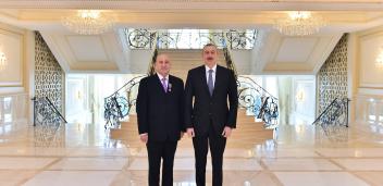 Ilham Aliyev presented “Dostlug” Order to director of Moscow Academic Theatre of Satire