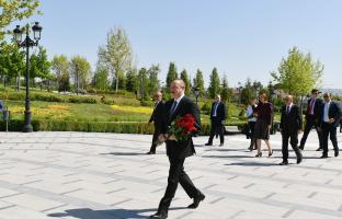 İlham Əliyev Ankaradakı Heydər Əliyev Parkında Ulu Öndərin abidəsini ziyarət edib