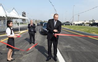 İlham Əliyev Bakı Olimpiya Stadionundan Heydər Əliyev prospektinə keçid və müxtəlif səviyyəli yol qovşağının açılışında iştirak edib