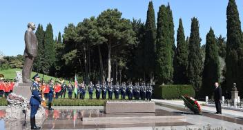 Ilham Aliyev visited grave of national leader Heydar Aliyev