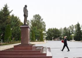 Ilham Aliyev visited statue of national leader Heydar Aliyev in Shamakhi