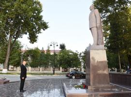 Ilham Aliyev visited statue of national leader Heydar Aliyev in Ismayilli