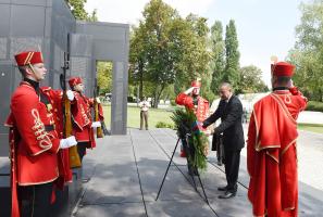 Ilham Aliyev visited “Voice of Croatian Victims – Wall of Pain” monument in Zagreb