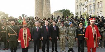 Azerbaijani, Turkish presidents posed for photographs together with parade participants