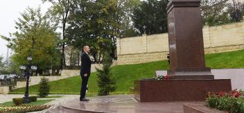 Ilham Aliyev visited statue of national leader Heydar Aliyev in Lerik