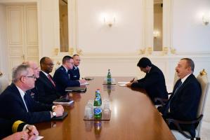 Ильхам Алиев принял делегацию во главе с командующим Транспортного командования США
