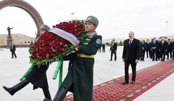 İlham Əliyev Aşqabadda “Xalq xatirəsi” memorial kompleksini ziyarət edib