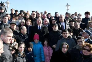 Ilham Aliyev met with city residents at seaside boulevard in Sumgayit