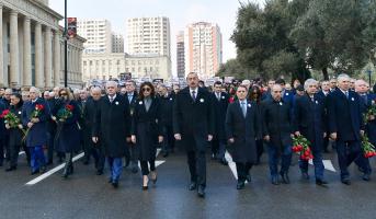 İlham Əliyev Xocalı soyqırımının 27-ci ildönümü ilə əlaqədar Bakıda ümumxalq yürüşündə iştirak edib