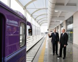 İlham Əliyev Bakı Metropoliteninin əsaslı şəkildə yenidən qurulan “Bakmil” stansiyasında yaradılan şəraitlə tanış olub