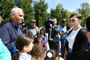 Birinci vitse-prezident Mehriban Əliyeva Şamaxıda Ulu Öndərin abidəsini ziyarət edib