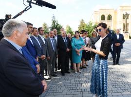 Birinci vitse-prezident Mehriban Əliyeva İsmayıllıda ulu öndər Heydər Əliyevin abidəsini ziyarət edib