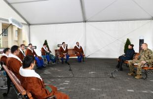 İlham Əliyev 1 saylı Kliniki Tibbi Mərkəzdə müalicə olunan hərbçilərlə görüşüb