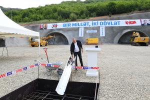Ильхам Алиев заложил фундамент тоннеля, который будет построен на автомобильной дороге Ахмедбейли-Физули-Шуша