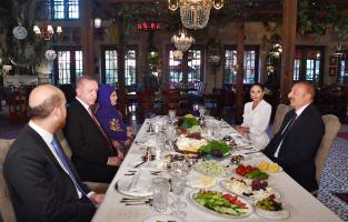 Ильхама Алиева и первой леди Мехрибан Алиевой был дан обед в честь Президента Турецкой Республики Реджепа Тайипа Эрдогана и его супруги Эмине Эрдоган