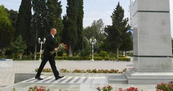 Ilham Aliyev visited statue of national leader Heydar Aliyev in Goranboy