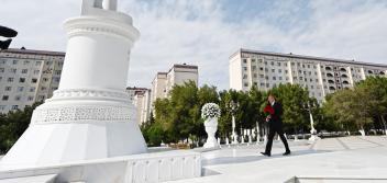 Ilham Aliyev visited statue of national leader Heydar Aliyev in Sumgayit