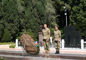 İlham Əliyev və birinci xanım Mehriban Əliyeva Fəxri xiyabanda ulu öndər Heydər Əliyevin məzarını ziyarət ediblər