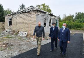 Ильхам Алиев ознакомился в городе Тертер с условиями, созданными в новом доме, построенном вместо дома, разрушенного в результате ракетных атак армянских вооруженных сил