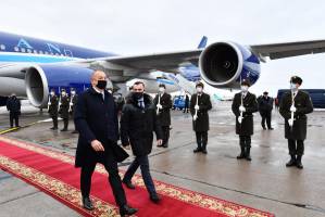 Ильхам Алиев прибыл с рабочим визитом в Украину