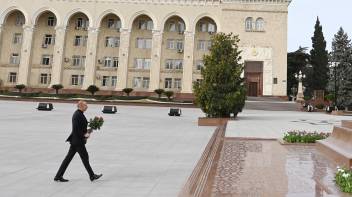 Ilham Aliyev visited the statue of national leader Heydar Aliyev in Gandja