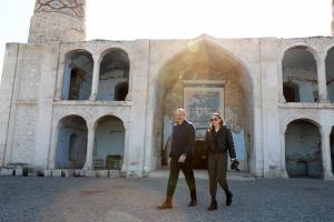 Ильхам Алиев и первая леди Мехрибан Алиева ознакомились с ходом реставрационных работ в Агдамской Джума-мечети