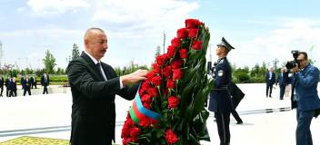 Ильхам Алиев посетил Монумент независимости в Ташкенте