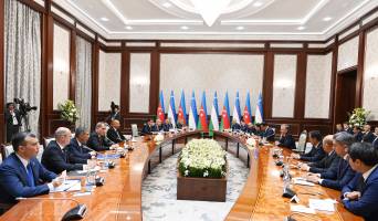 Состоялась встреча президентов Азербайджана и Узбекистана в расширенном составе